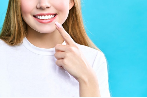 הלבנת שיניים משמשת להבהרת השיניים